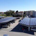 Zonnepanelen boven parkeerplaats